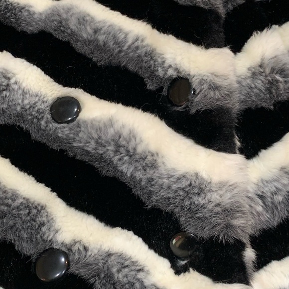 Unique New York faux fur black & white Chevron Coat Size M Vtg 80s - Picture 2 of 7